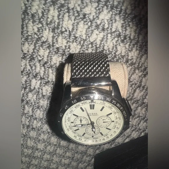 NWHT MEN GUESS WATCH - Picture 2 of 5